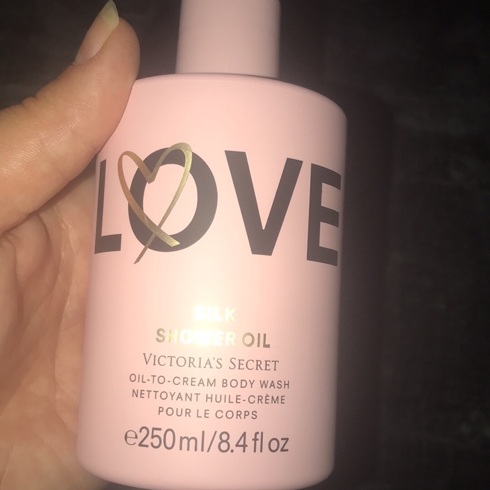 VS ’Love’ oil-to-cream shower wash